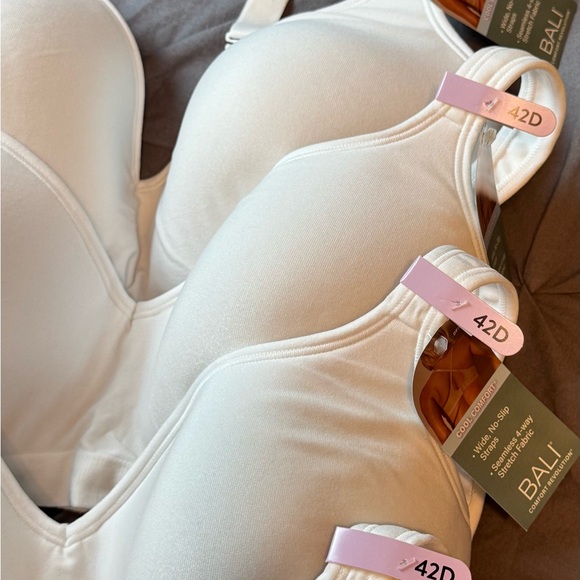NWT Lot Of 4 BALI Cool Comfort White Bras 42D  Wide No Slip Straps Seamless - Picture 3 of 9
